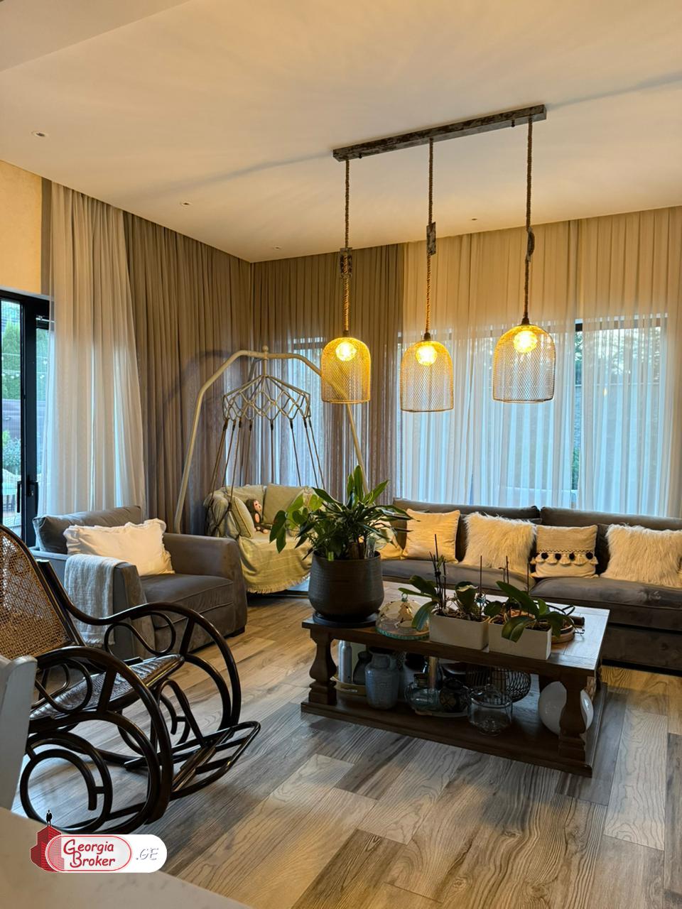 продается дом с новым ремонтом 8-комнат